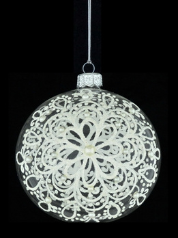 Zestaw 4 szklanych bombek choinkowych w białym kolorze z dekoracją ornamentową