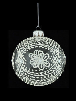 A set of 6 glass Christmas baubles in white color with ornamental decoration.